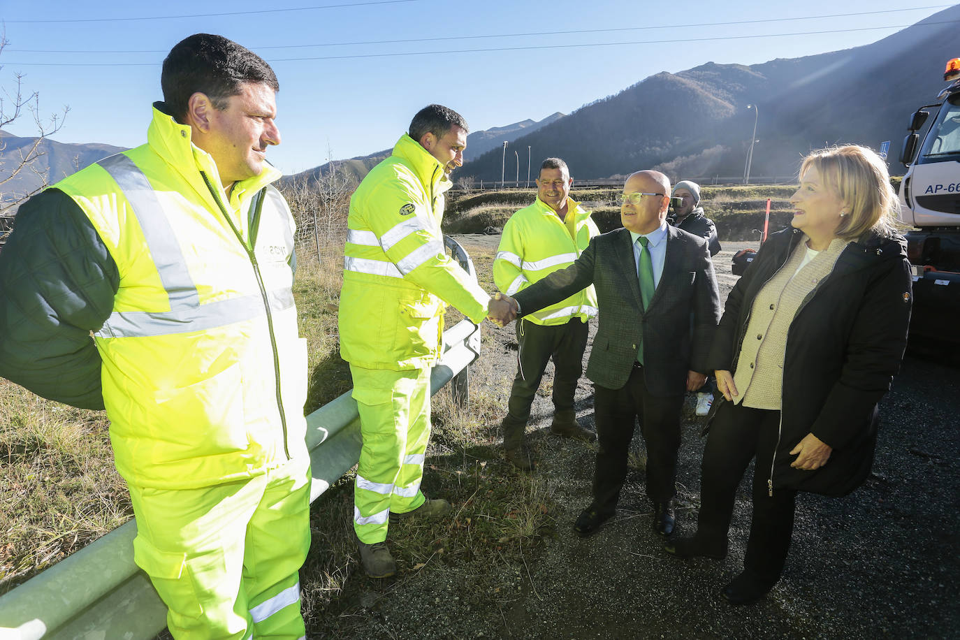 La delegada del Gobierno en Asturias, Delia Losa, y el subdelegado del Gobierno en León, Faustino Sánchez, se reúnen con el director general de Aucalsa, Eduardo Arrojo, para coordinar los protocolos de vialidad invernal. 