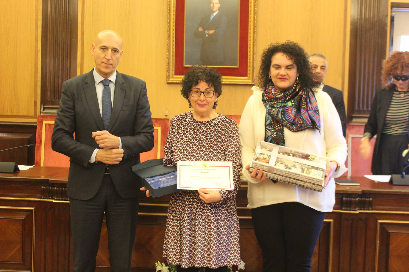 El alcalde de León, José Antonio Diez, entrega las distinciones a la Labor Voluntaria del Año.