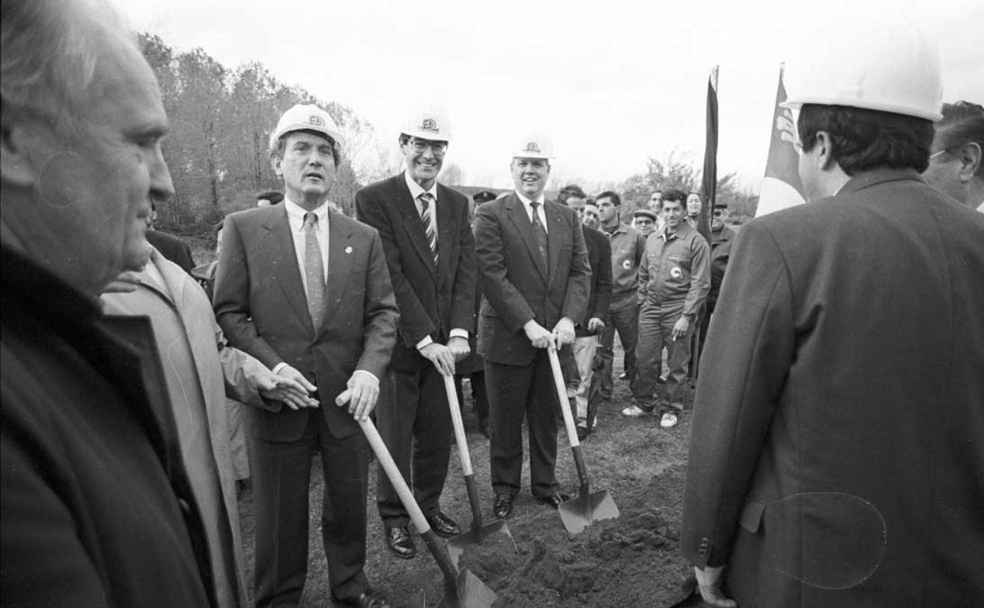 Juan Morano, junto a representantes de la empresa, o el expresidente de la Junta Juan José Lucas, ponen la primera piedra de Biomédica, un proyecto industrial que nunca fue y resultó ser una estafa.