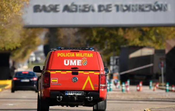 Un vehículo de la UME entra en la base de Torrejón. 