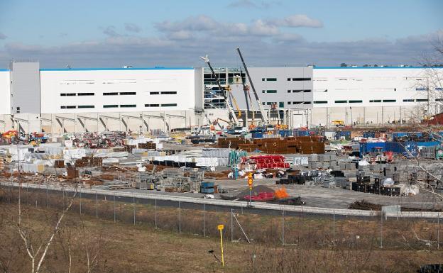 Construcción de la nave donde se levanta el centro de Amazon en Asturias.