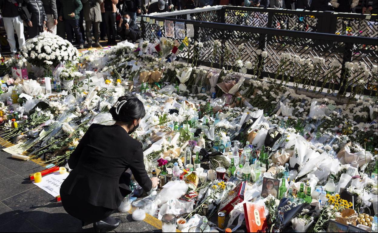 Memorial situado en el barrio de Itaewon, en Seúl, para recordar a las víctimas de la tragedia de Halloween.