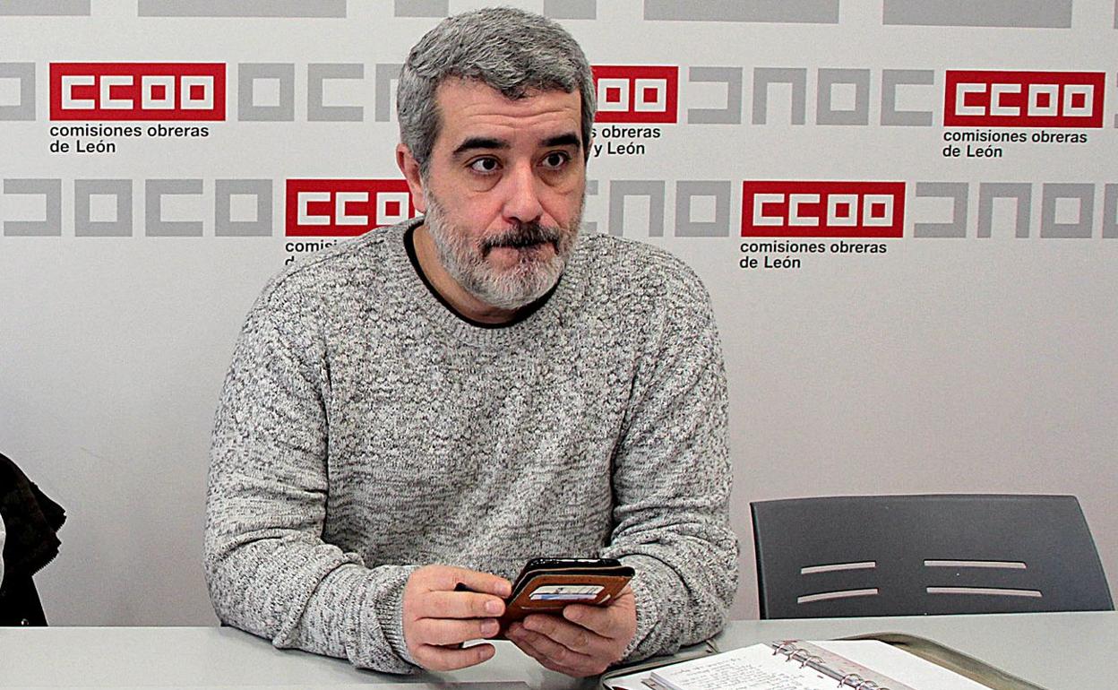 Xosepe Vega, durante una rueda de prensa en la sede de Comisiones Obreras (CCOO). 