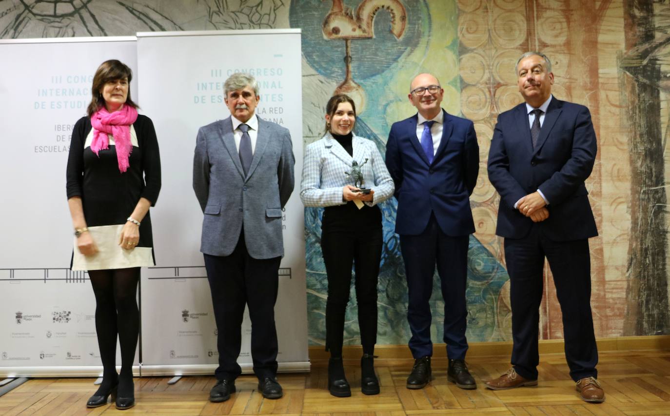 El rector de la ULE, Juan Francisco García Marín, presidió el acto celebrado en la Sala Gordón Ordás, en el que Bárbara Villalobos, de la Universidad Central de Chile se alzó con el primer premio por un trabajo sobre violencia obstétrica.