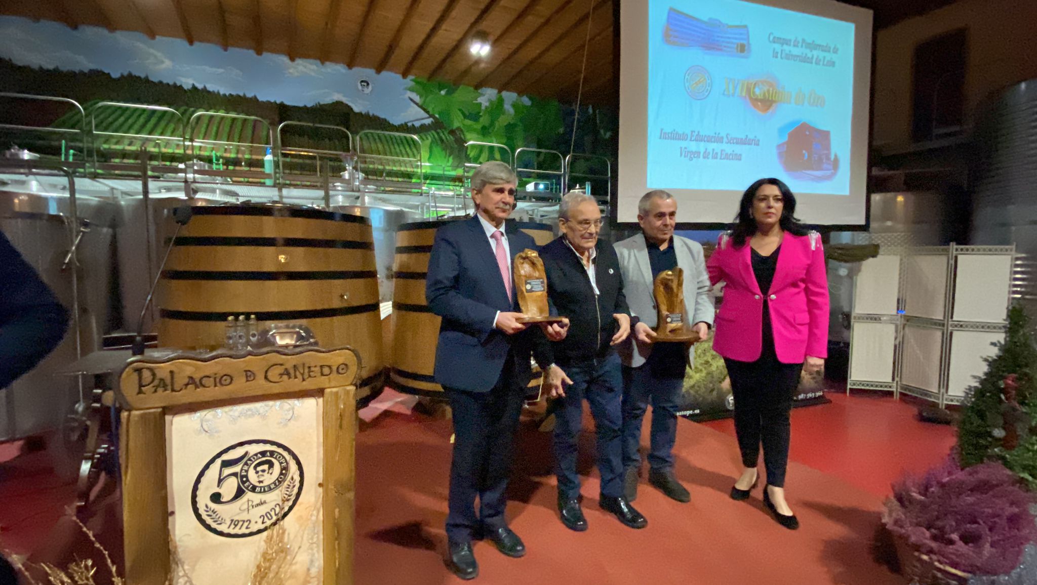 Cumpliendo con la tradición y como cada Navidad el Palacio de Canedo se ha convertido este 1 de diciembre en un auténtico monumento de luz, color y sentimiento | Más de un kilómetro y medio de luces led iluminan el medio siglo de Prada 'A tope'.