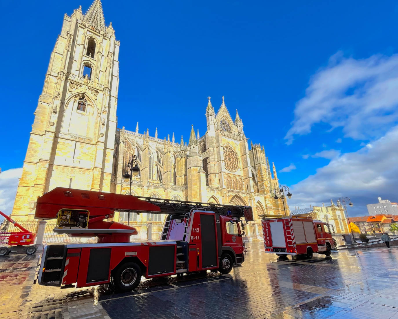 Los Bomberos de León y Aguas de León comprueban la operatividad de las bocas de incendio en el centro de la ciudad