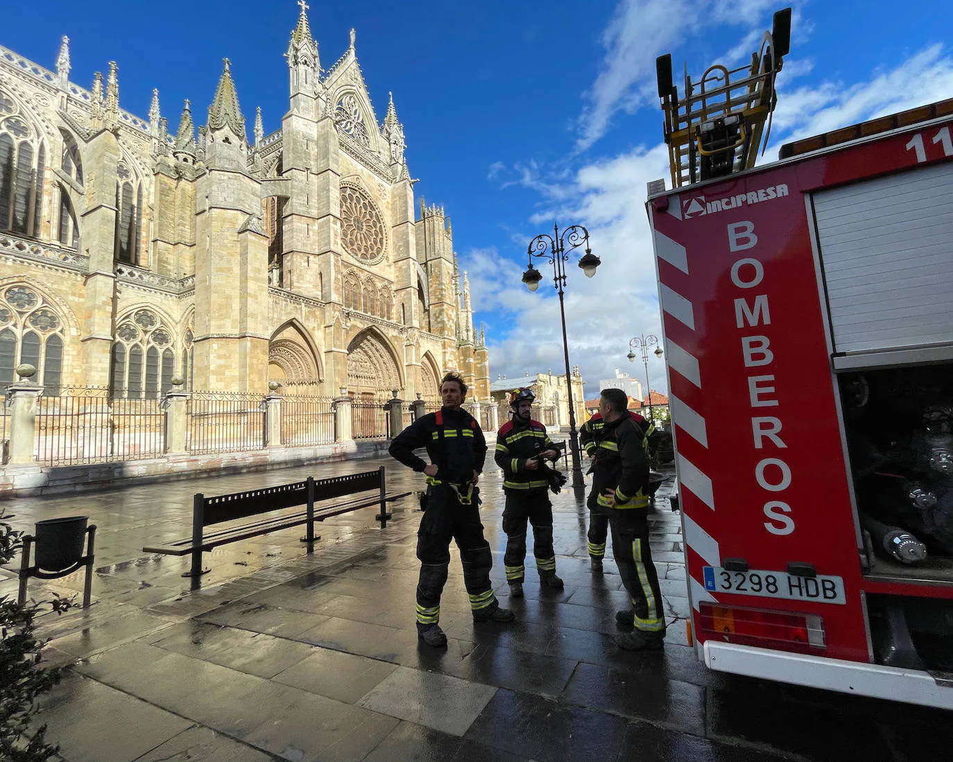 Los Bomberos de León y Aguas de León comprueban la operatividad de las bocas de incendio en el centro de la ciudad