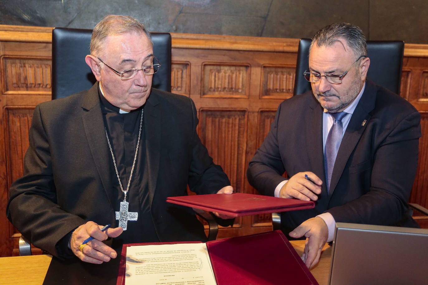 El presidente de la Diputación de León y del Instituto Leonés de Cultura, Eduardo Morán, firma un convenio de colaboración con el obispo de León, Luis Ángel de las Heras, para la conservación y reparación de templos.