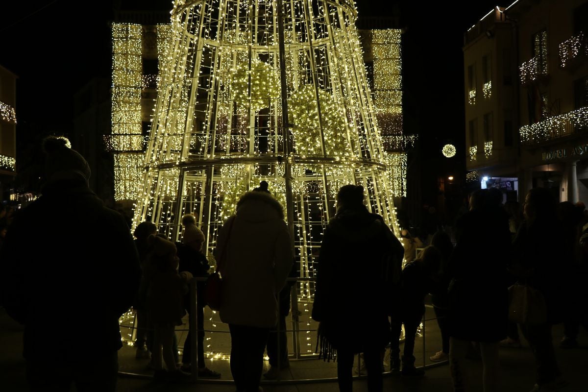 La ciudad ha vivido un gran encendido de luces que decorarán todas las calles astorganas hasta después de Reyes.