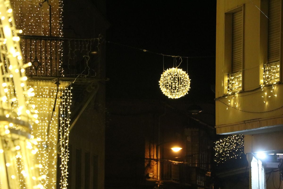 La ciudad ha vivido un gran encendido de luces que decorarán todas las calles astorganas hasta después de Reyes.