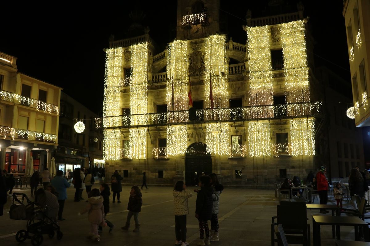 La ciudad ha vivido un gran encendido de luces que decorarán todas las calles astorganas hasta después de Reyes.