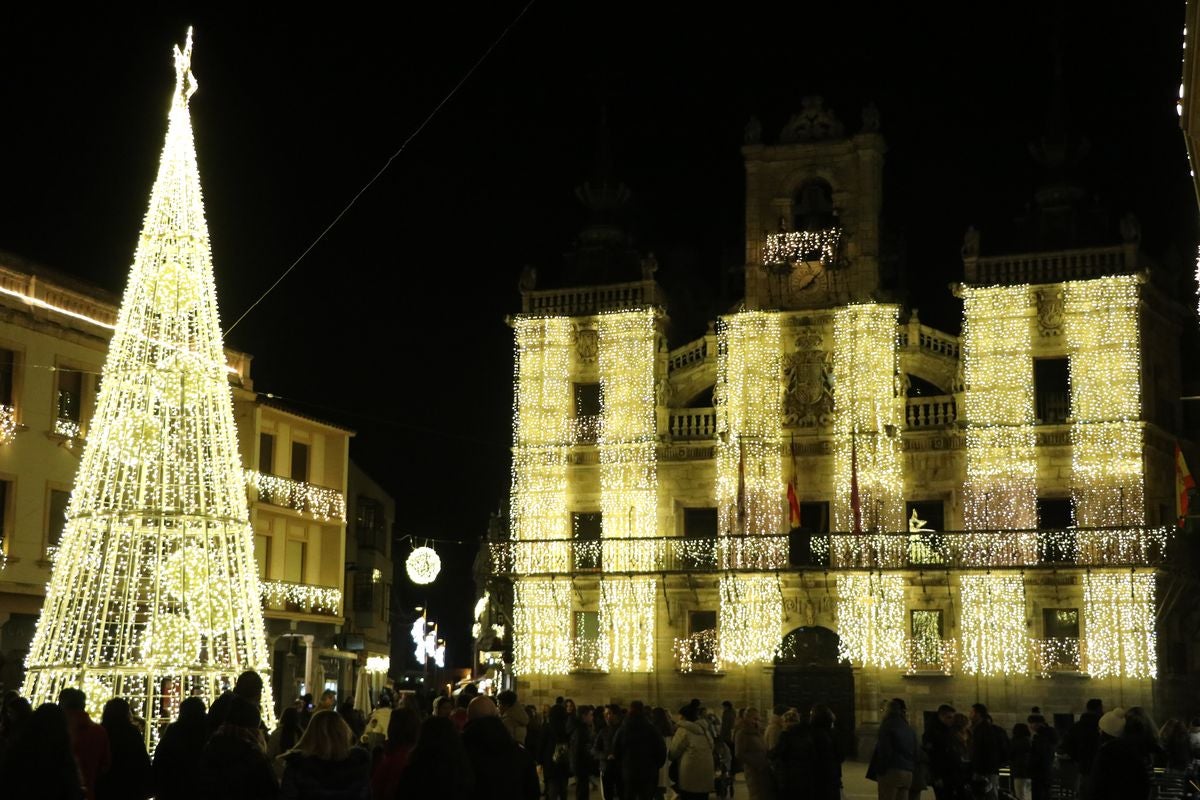 La ciudad ha vivido un gran encendido de luces que decorarán todas las calles astorganas hasta después de Reyes.