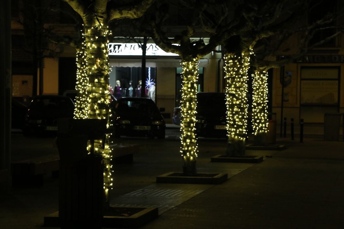 La ciudad ha vivido un gran encendido de luces que decorarán todas las calles astorganas hasta después de Reyes.