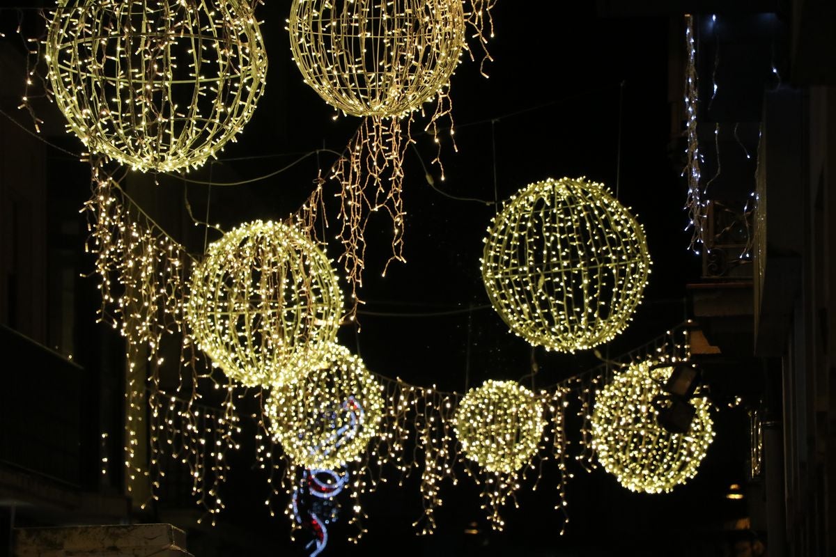 La ciudad ha vivido un gran encendido de luces que decorarán todas las calles astorganas hasta después de Reyes.