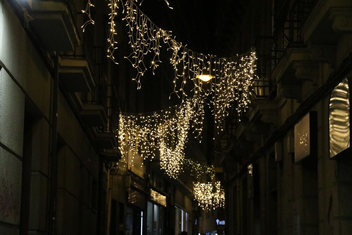 La ciudad ha vivido un gran encendido de luces que decorarán todas las calles astorganas hasta después de Reyes.