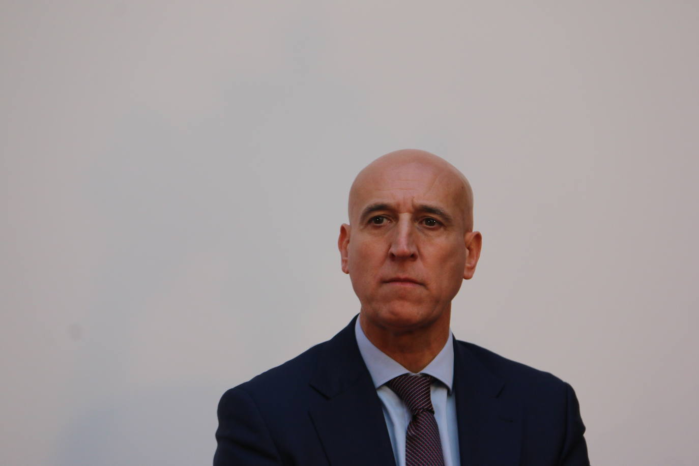 Alcaldes de todos los rincones de la provincia acuden al acto de conmemoración de la Carta Magna española | El berciano José Carralero ha sido el encargado de pronunciar el discurso de esta celebración