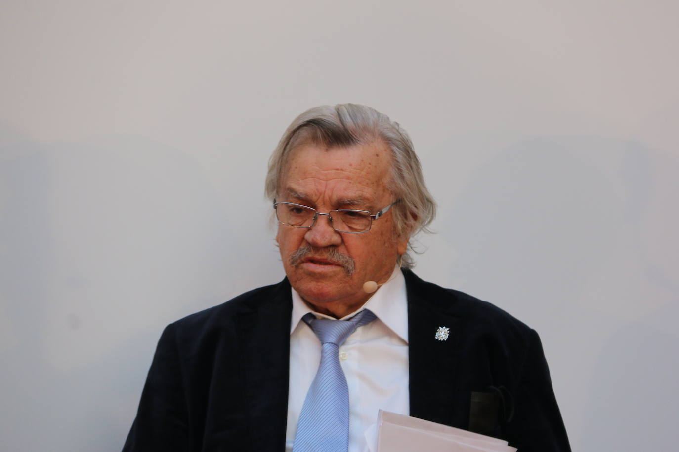 Alcaldes de todos los rincones de la provincia acuden al acto de conmemoración de la Carta Magna española | El berciano José Carralero ha sido el encargado de pronunciar el discurso de esta celebración