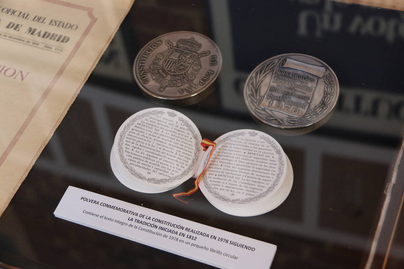 Alcaldes de todos los rincones de la provincia acuden al acto de conmemoración de la Carta Magna española | El berciano José Carralero ha sido el encargado de pronunciar el discurso de esta celebración