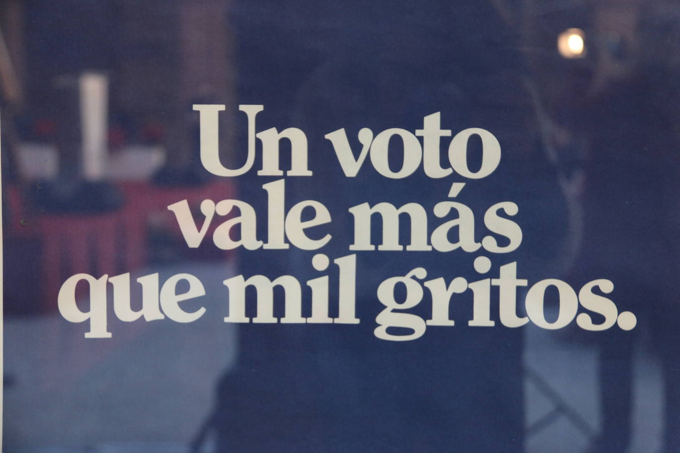 Alcaldes de todos los rincones de la provincia acuden al acto de conmemoración de la Carta Magna española | El berciano José Carralero ha sido el encargado de pronunciar el discurso de esta celebración
