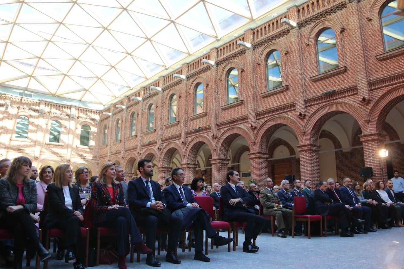 Alcaldes de todos los rincones de la provincia acuden al acto de conmemoración de la Carta Magna española | El berciano José Carralero ha sido el encargado de pronunciar el discurso de esta celebración