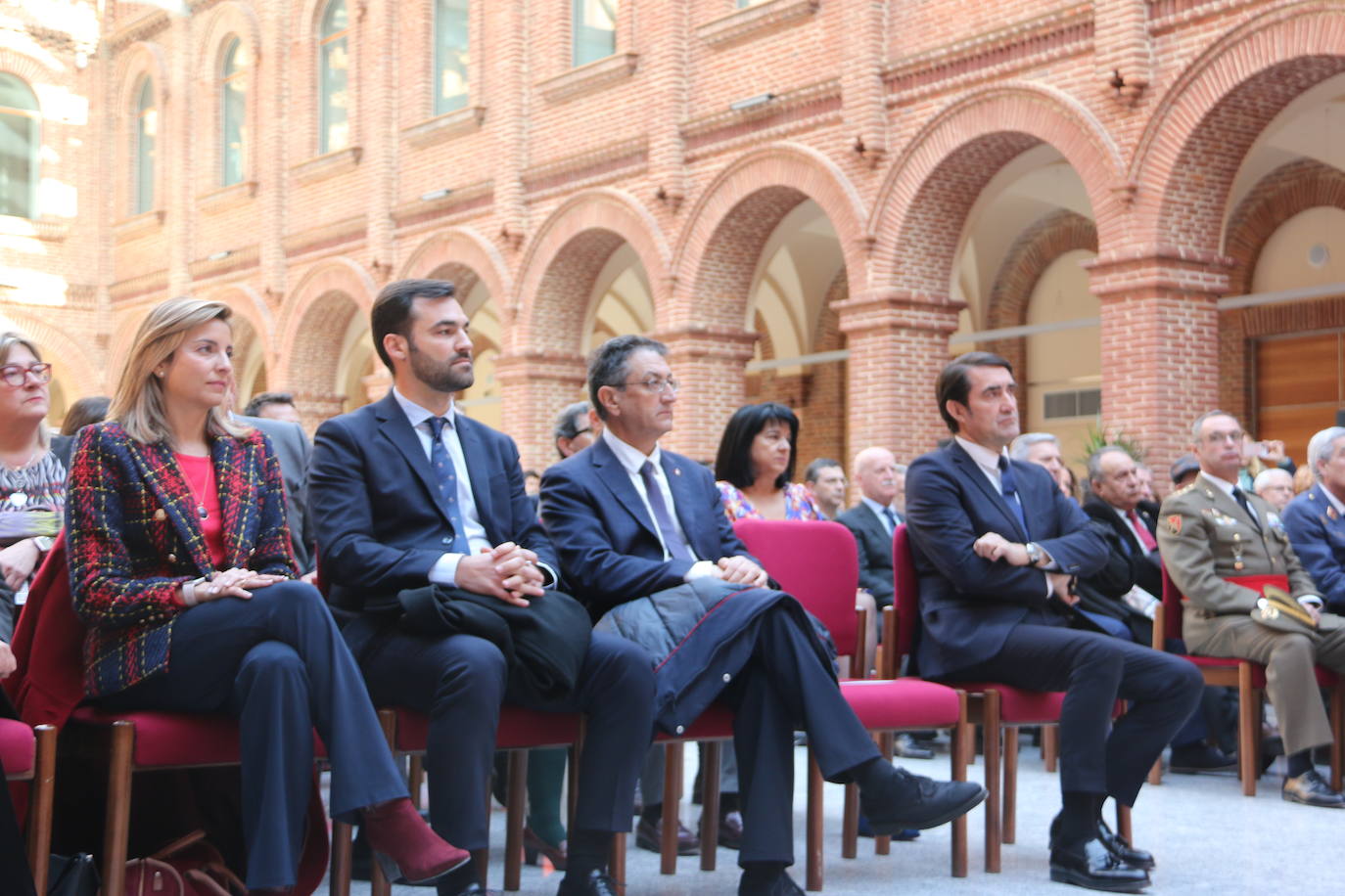 Alcaldes de todos los rincones de la provincia acuden al acto de conmemoración de la Carta Magna española | El berciano José Carralero ha sido el encargado de pronunciar el discurso de esta celebración