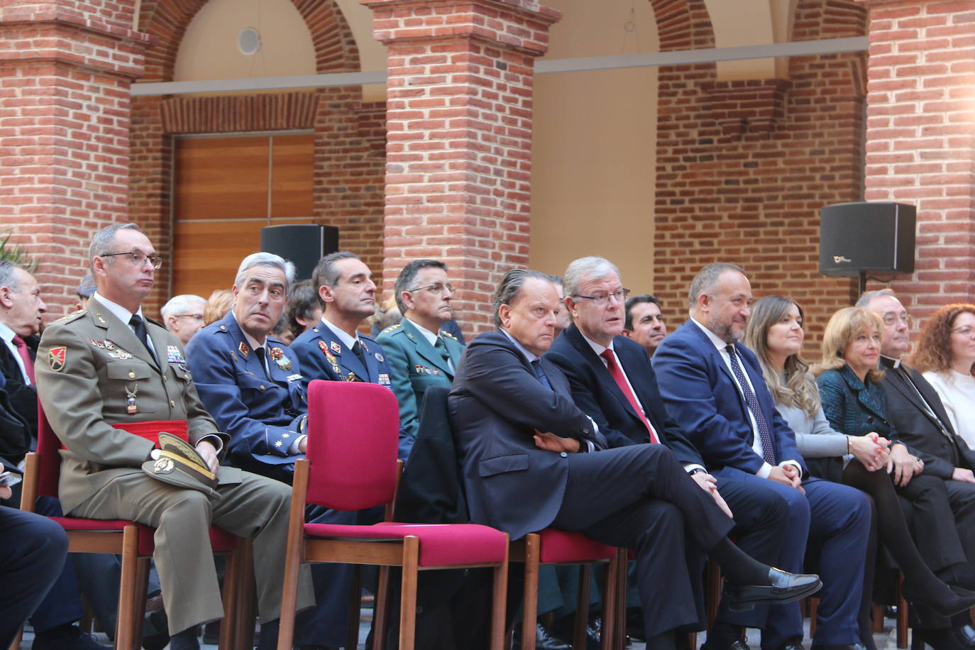 Alcaldes de todos los rincones de la provincia acuden al acto de conmemoración de la Carta Magna española | El berciano José Carralero ha sido el encargado de pronunciar el discurso de esta celebración