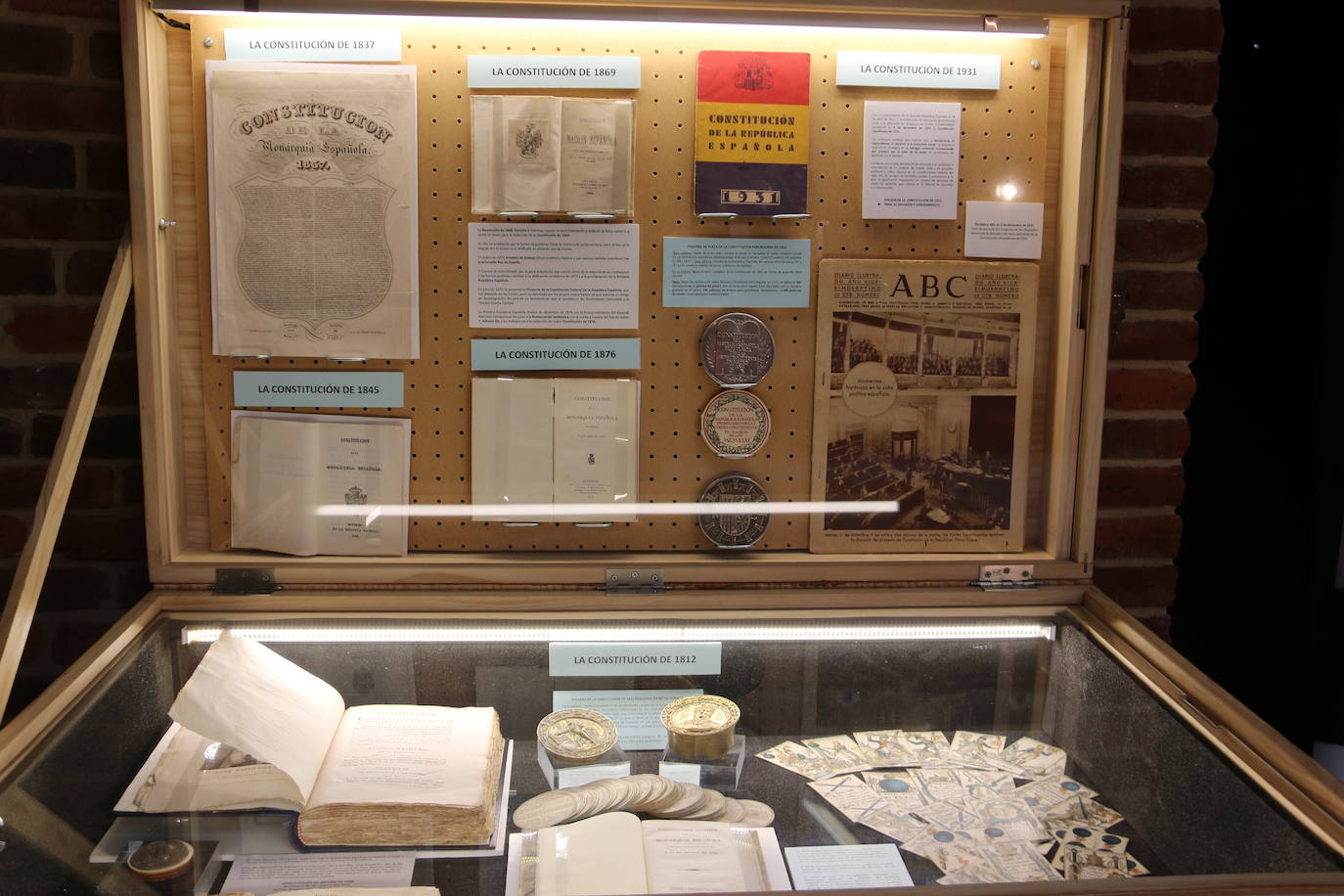 Alcaldes de todos los rincones de la provincia acuden al acto de conmemoración de la Carta Magna española | El berciano José Carralero ha sido el encargado de pronunciar el discurso de esta celebración