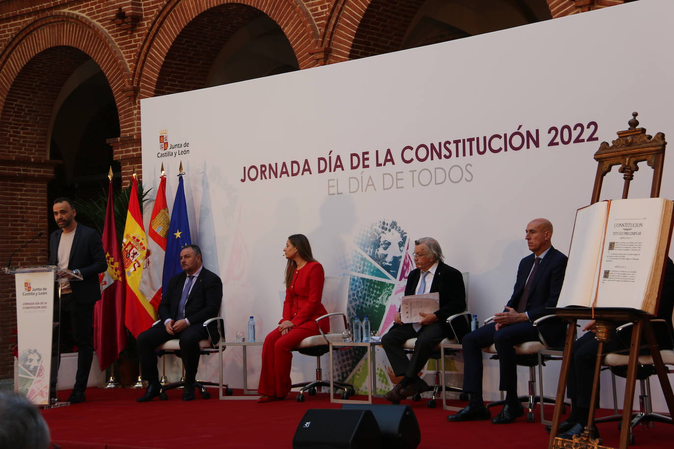 Alcaldes de todos los rincones de la provincia acuden al acto de conmemoración de la Carta Magna española | El berciano José Carralero ha sido el encargado de pronunciar el discurso de esta celebración