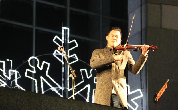 Galería. El violinista Javi Lin ameniza el encendido de luces de El Corte Inglés.