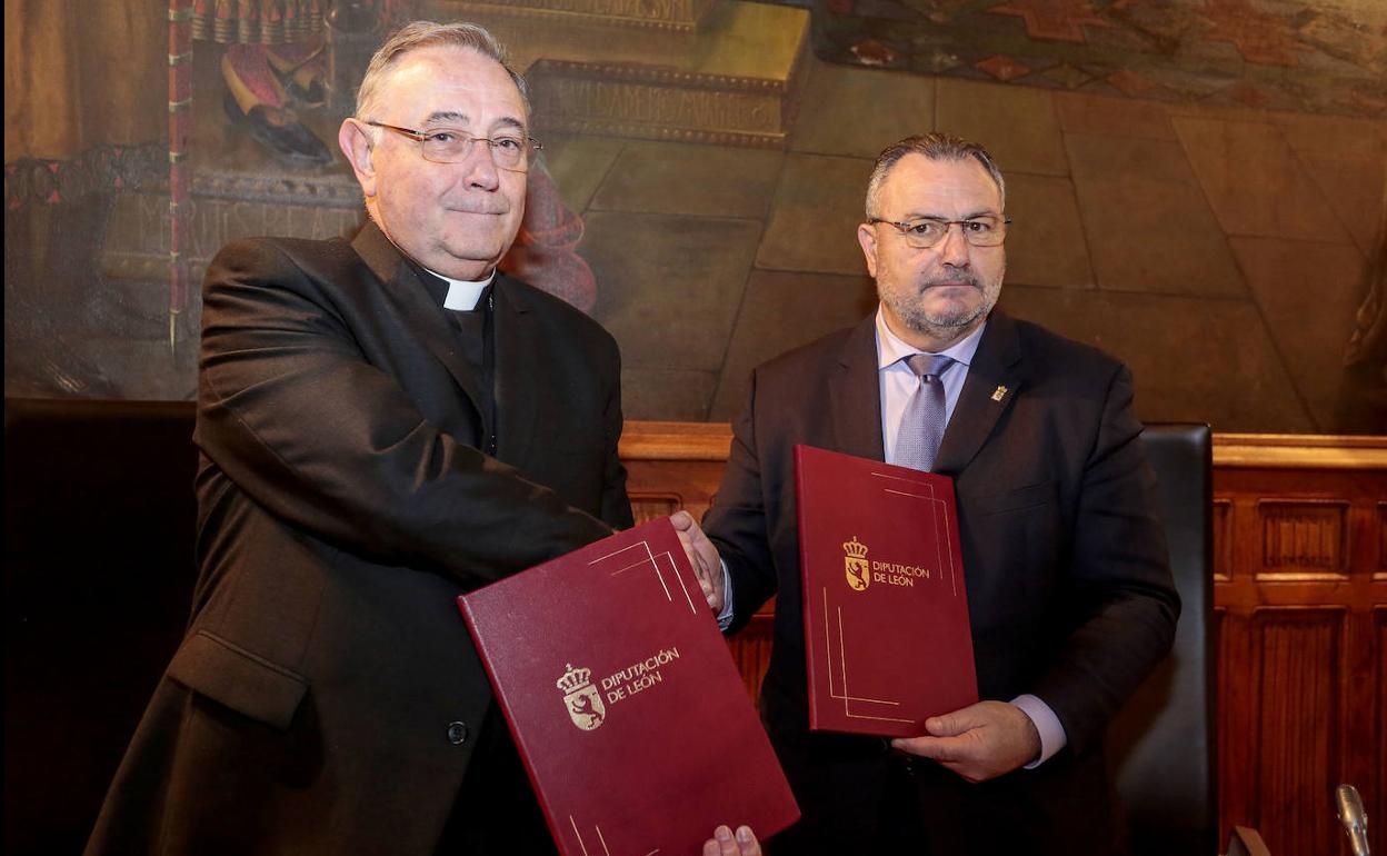 El obispo de la Diócesis de León y el presidente de la Diputación de provincial firman un convenio para rehabilitar iglesias en mal estado. 