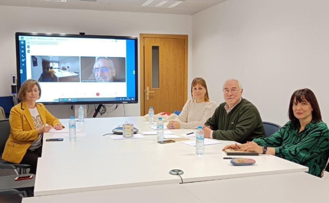 Un instante de la reunión mantenida por los miembros del jurado en el Ayuntamiento de León. 