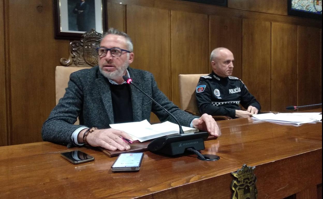 El concejal de Seguridad Ciudadana y el Intendente de la Policía Local de Ponferrada, en la presentación.