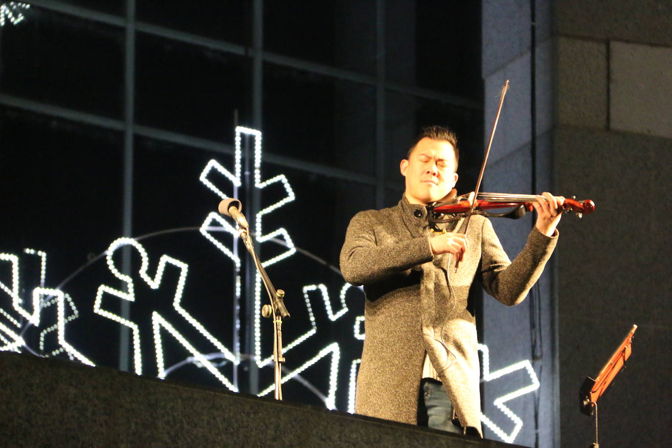 El violinista Javi Lin, finalista de Got Talent, y la Asociación Española Contra el Cáncer han sido los encargados de recibir la fiesta más maravillosa del año en los grandes almacenes | Cientos de leoneses han difrutado del encendido que ha concluído con una taza de chocolate caliente.