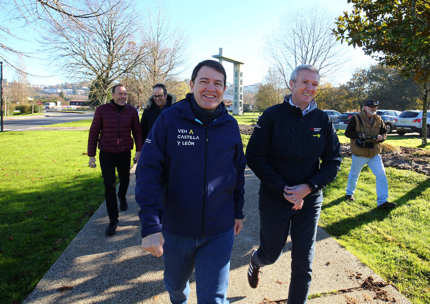 El presidente de la Junta de Castilla y León, Alfonso Fernández Mañueco (I), junto al presidente dela Xunta de Galicia, Alfonso Rueda (D), realizan un tramo de la etapa del Camino de Santiago que concluye en la Plaza del Obradoiro.