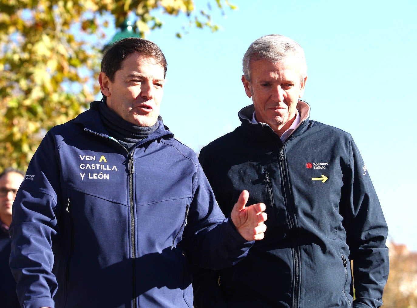 El presidente de la Junta de Castilla y León, Alfonso Fernández Mañueco (I), junto al presidente dela Xunta de Galicia, Alfonso Rueda (D), realizan un tramo de la etapa del Camino de Santiago que concluye en la Plaza del Obradoiro.