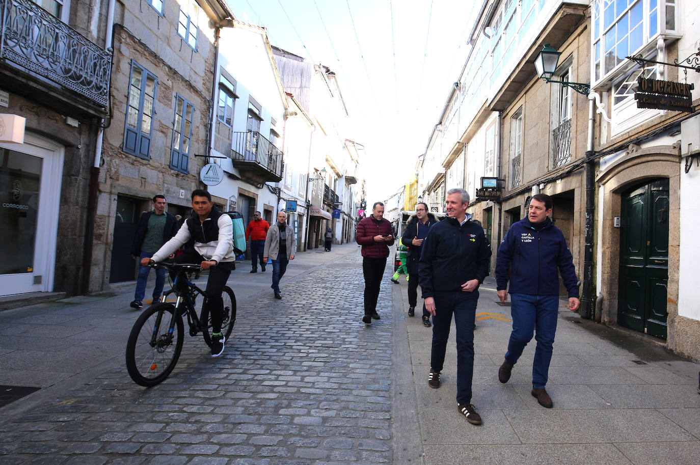 El presidente de la Junta de Castilla y León, Alfonso Fernández Mañueco (I), junto al presidente dela Xunta de Galicia, Alfonso Rueda (D), realizan un tramo de la etapa del Camino de Santiago que concluye en la Plaza del Obradoiro.