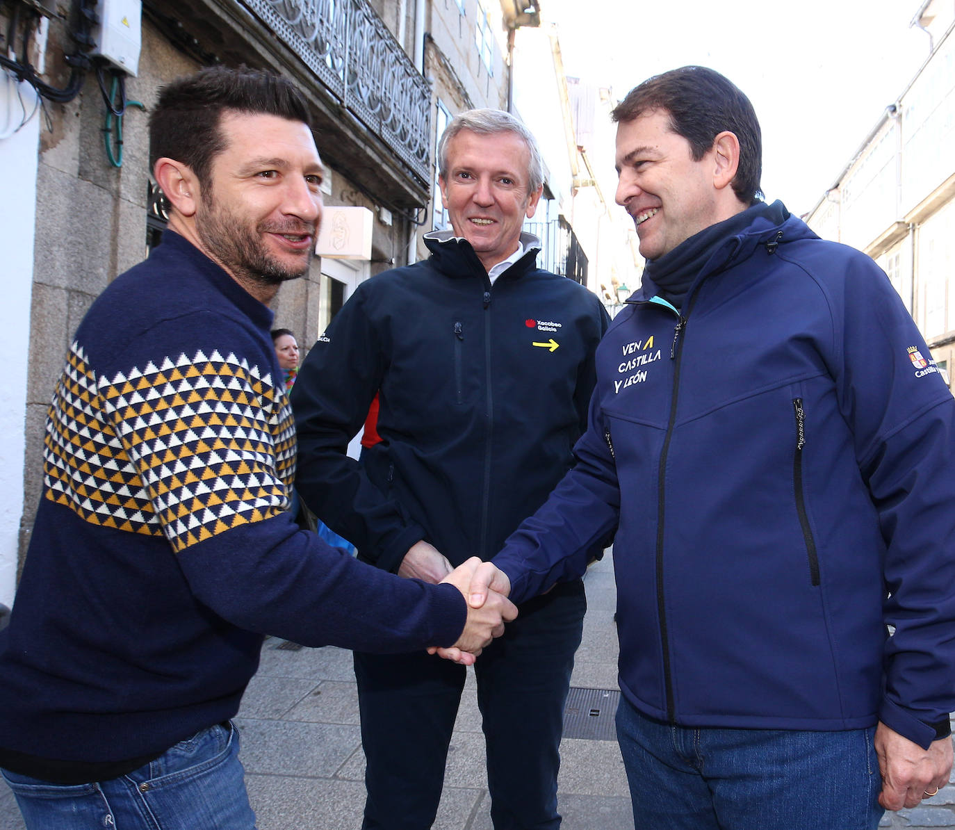 El presidente de la Junta de Castilla y León, Alfonso Fernández Mañueco (I), junto al presidente dela Xunta de Galicia, Alfonso Rueda (D), realizan un tramo de la etapa del Camino de Santiago que concluye en la Plaza del Obradoiro.