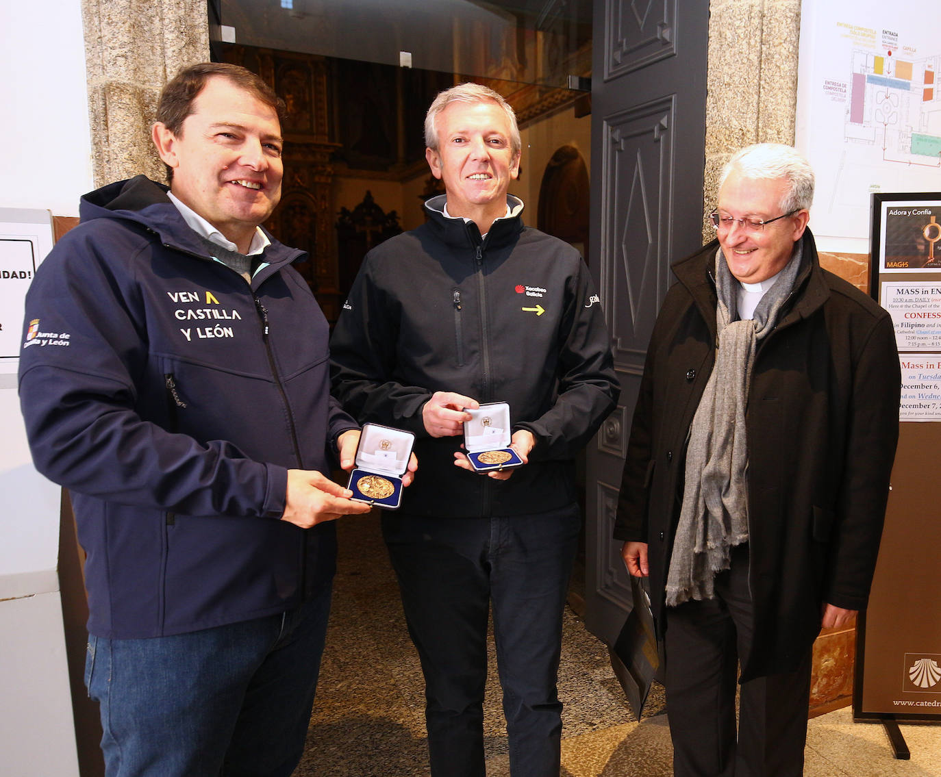 El presidente de la Junta de Castilla y León, Alfonso Fernández Mañueco (I), junto al presidente dela Xunta de Galicia, Alfonso Rueda (D), realizan un tramo de la etapa del Camino de Santiago que concluye en la Plaza del Obradoiro.