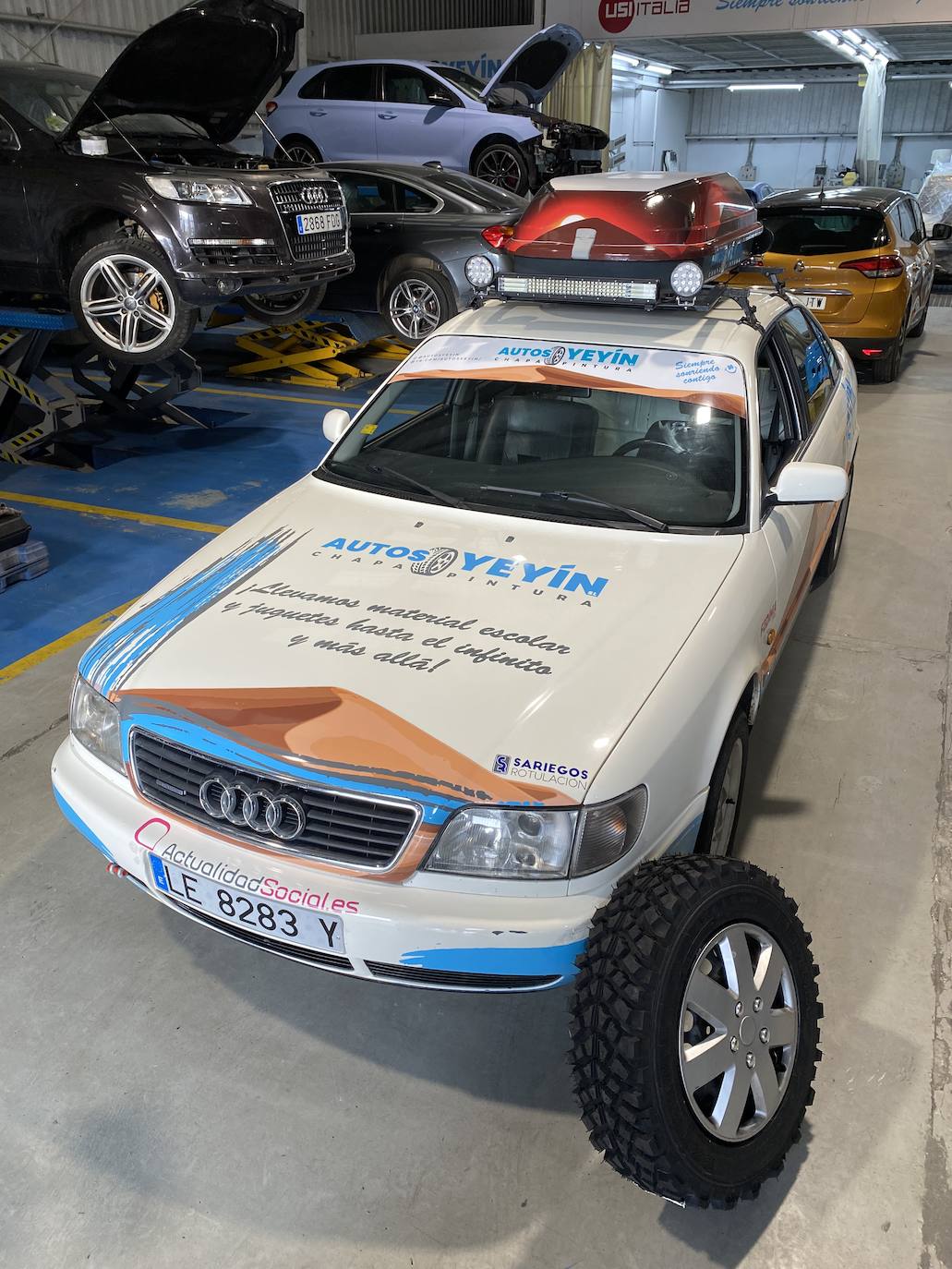 Alejandro Martínez y Javier Núñez, pilotos del equipo Autos Yeyín, inician este viernes un viaje por Marruecos que les llevará a recorrer durante seis días el desierto para repartir juguetes y material escolar | El coche elegido es un Audi A6 de 28 años y motor 2.600 V6 de gasolina,.