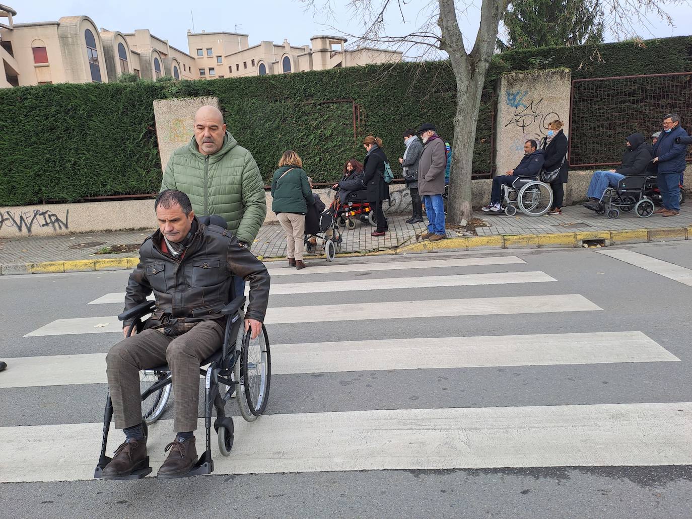 Ambi realizó un paseo en silla de ruedas como actividad reivindicativa y de sensibilización