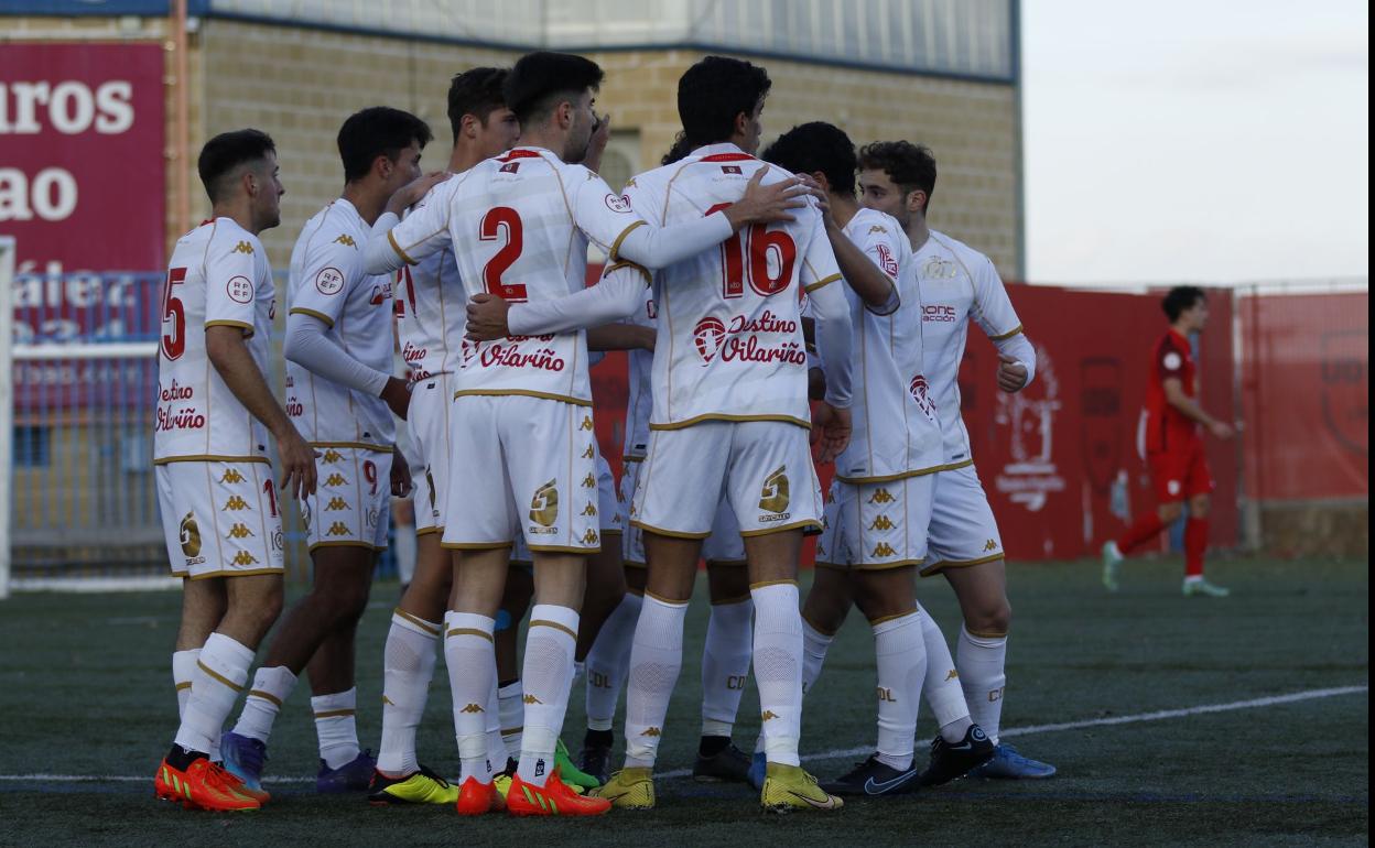 Los jugadores del Júpiter belebran un gol.