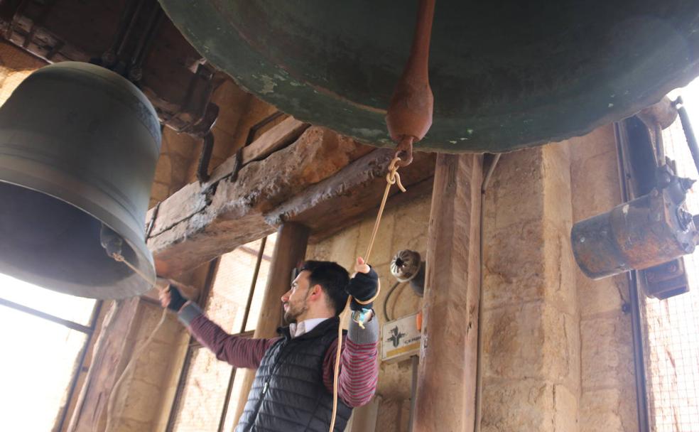 Jorge de Juan Fernández toca las campanas de San Isidoro este sábado para celebrar la declaración de Patrimonio Inmaterial de la Humanidad el toque de campana. 