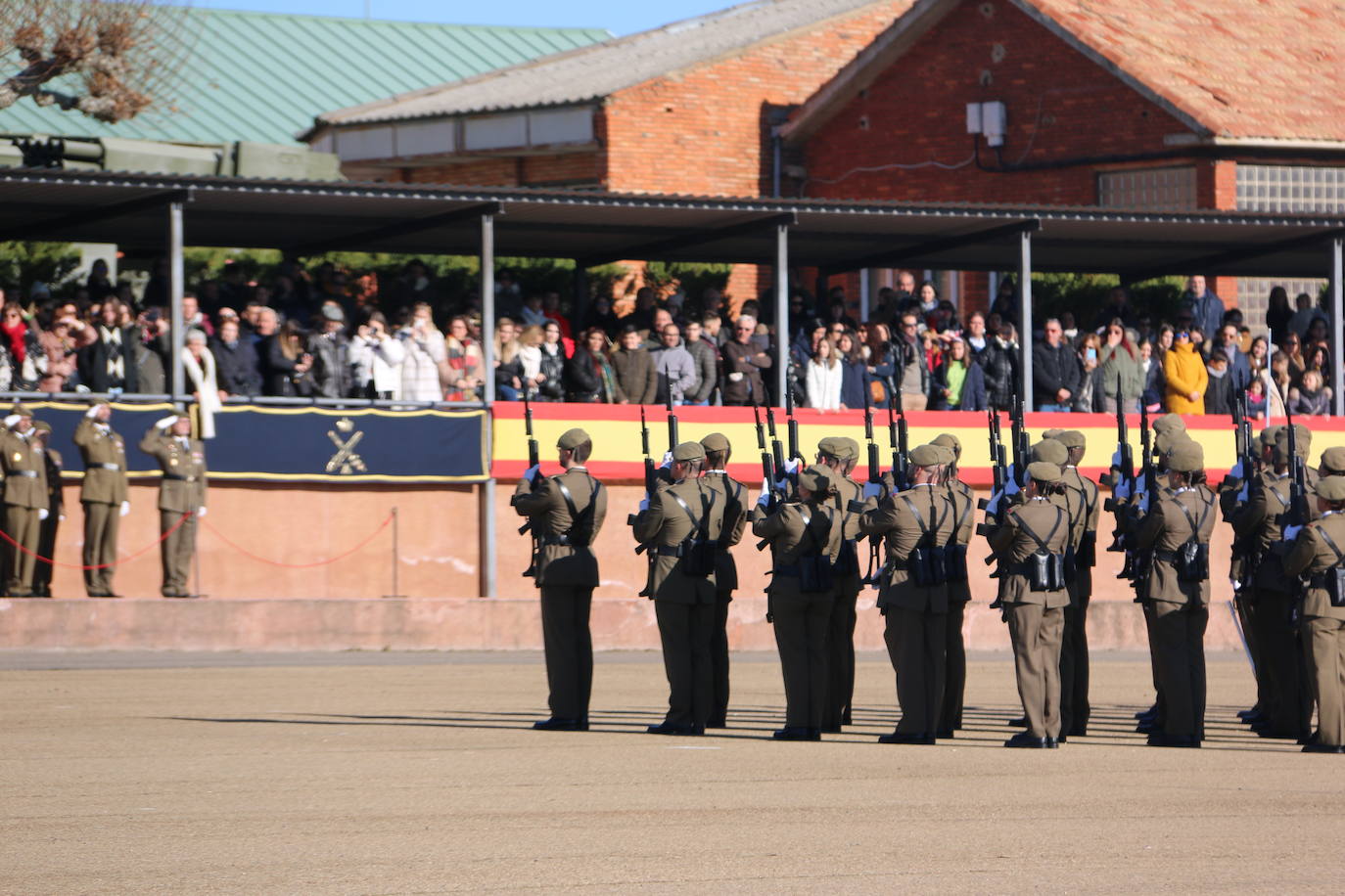 Los artilleros del Maca celebran con honores la festividad de su patrona con un acto militar. 