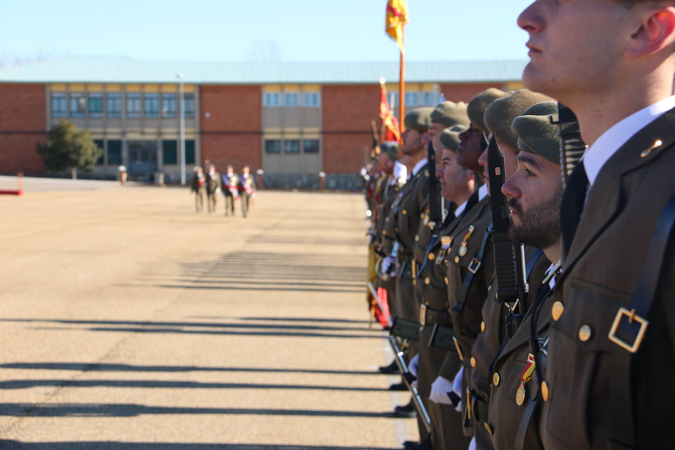 Los artilleros del Maca celebran con honores la festividad de su patrona con un acto militar. 