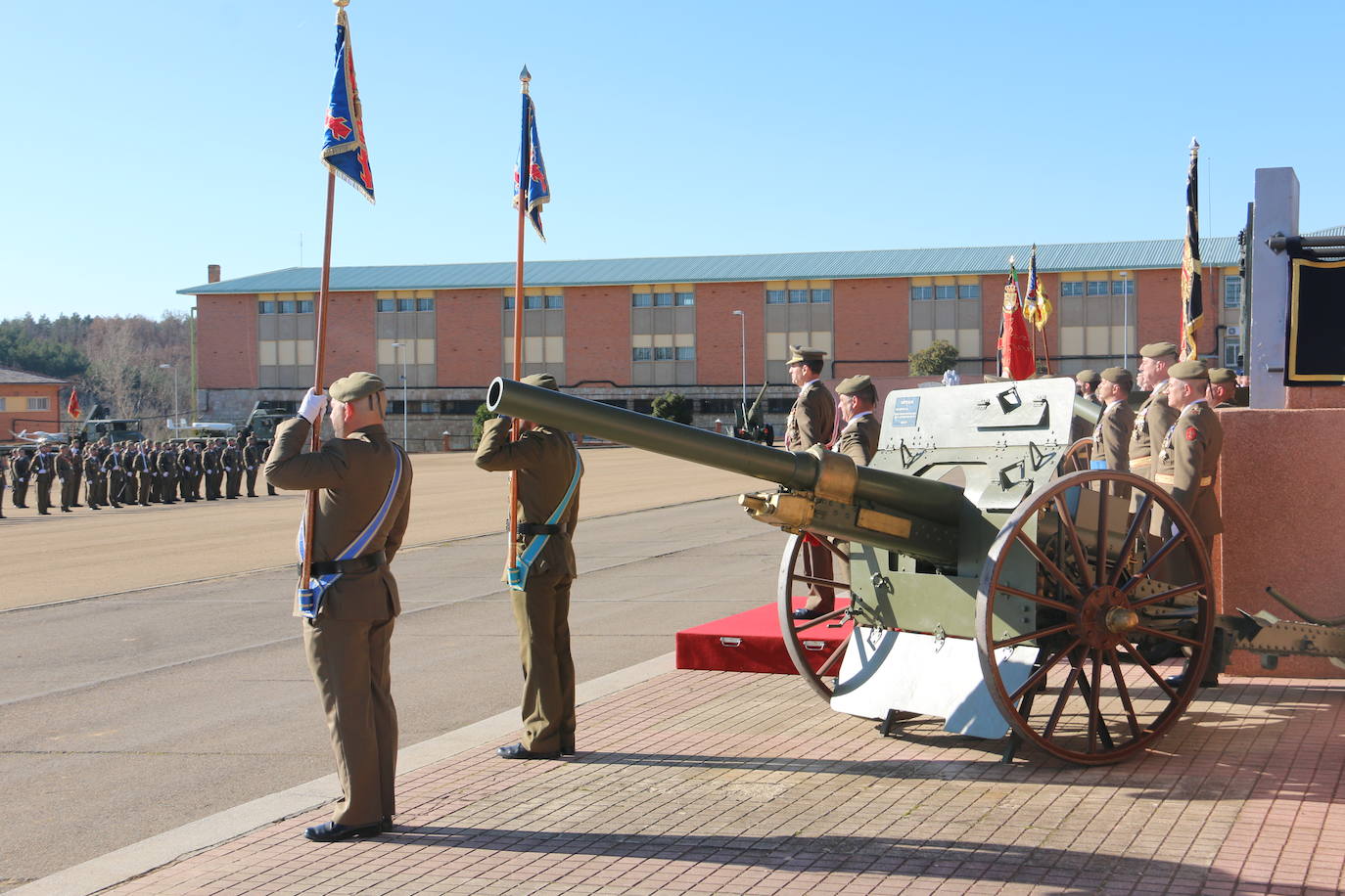 Los artilleros del Maca celebran con honores la festividad de su patrona con un acto militar. 