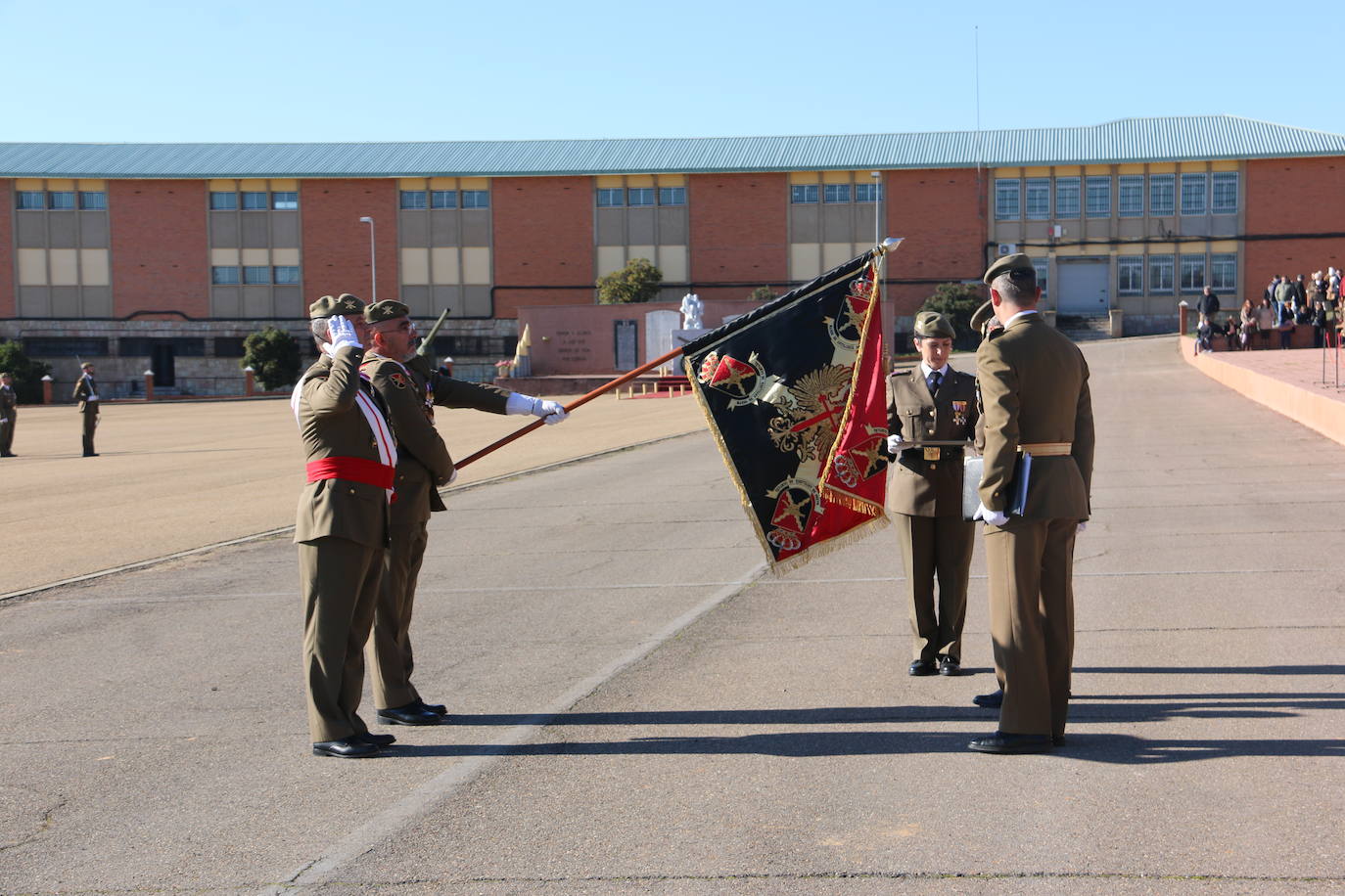 Los artilleros del Maca celebran con honores la festividad de su patrona con un acto militar. 