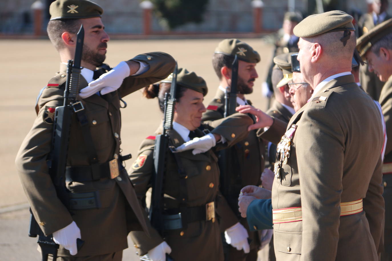 Los artilleros del Maca celebran con honores la festividad de su patrona con un acto militar. 