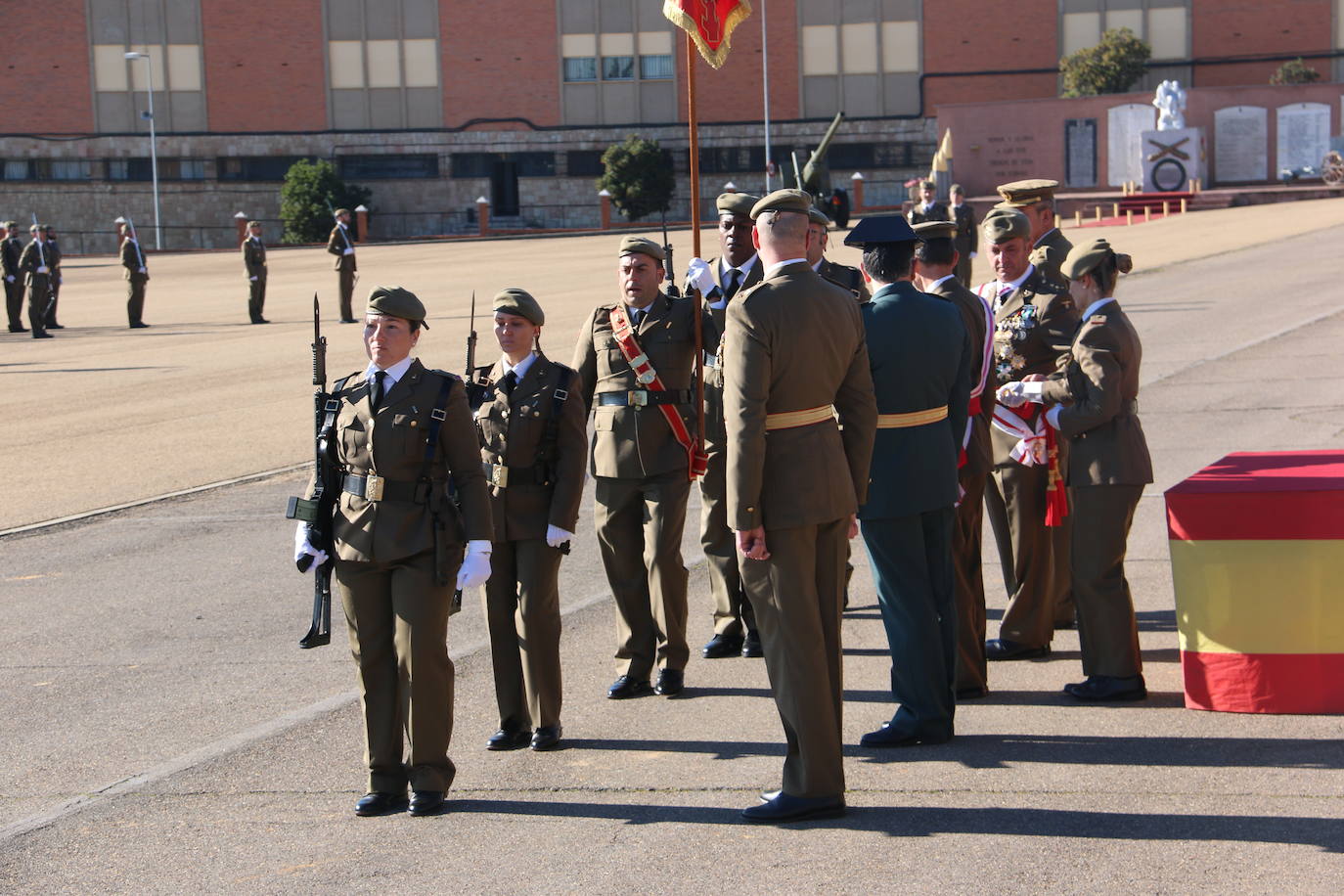 Los artilleros del Maca celebran con honores la festividad de su patrona con un acto militar. 