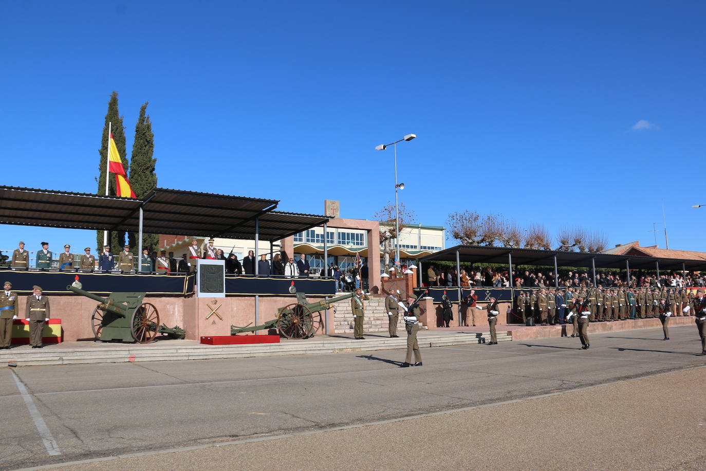 Los artilleros del Maca celebran con honores la festividad de su patrona con un acto militar. 