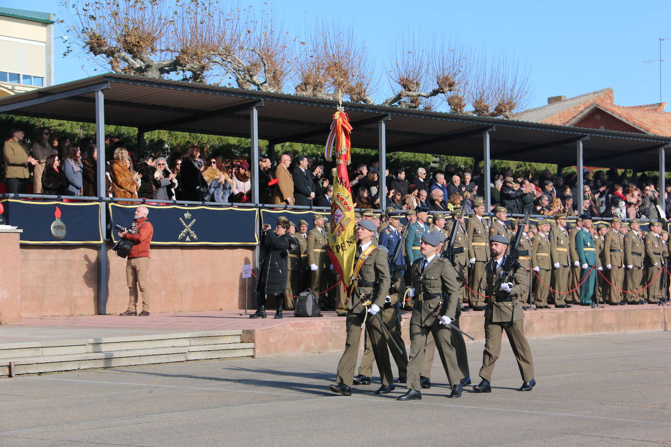 Los artilleros del Maca celebran con honores la festividad de su patrona con un acto militar. 